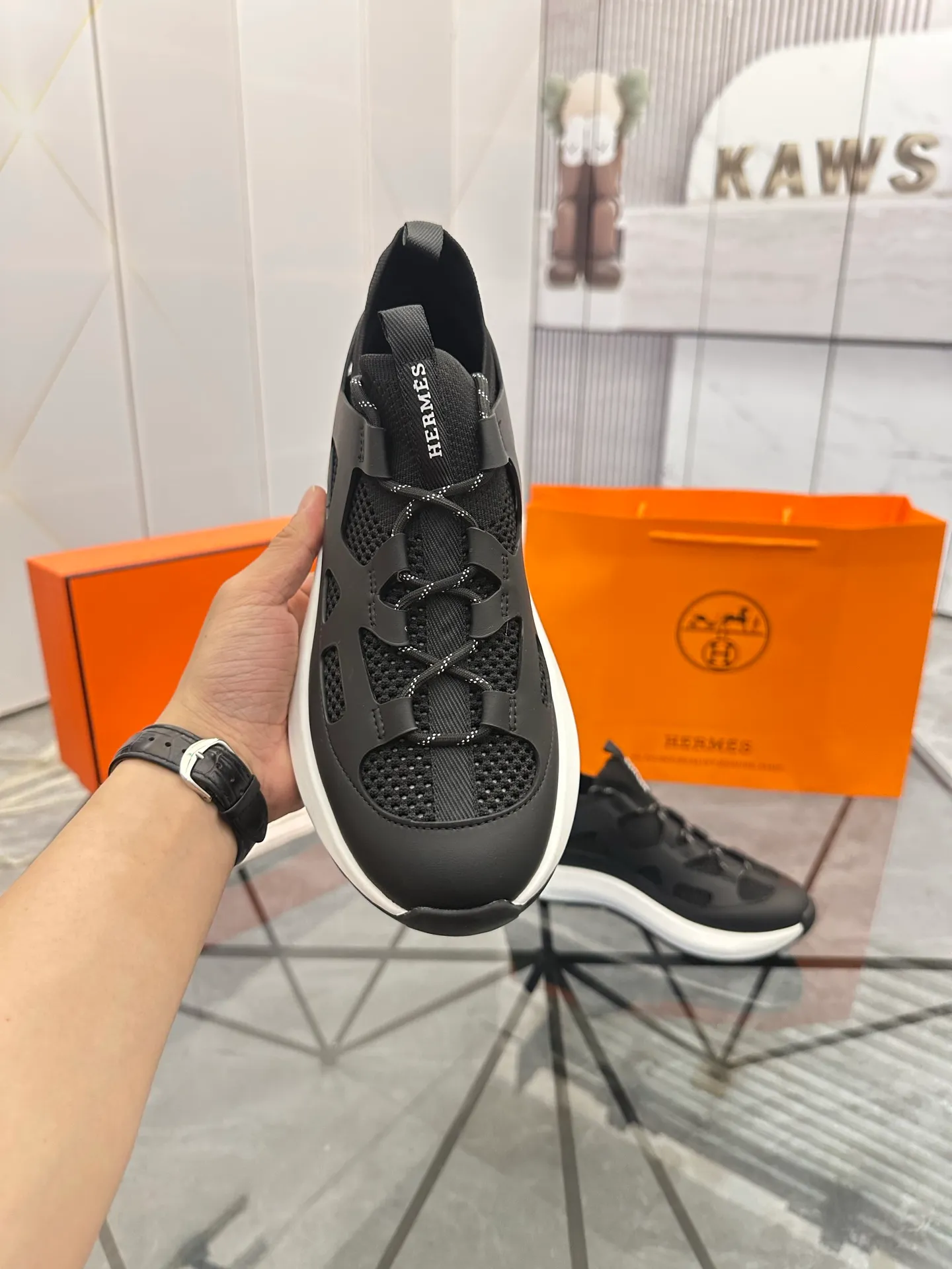 Men's shoes for sale 💰: 💰P660¥ High-end top quality Product trademark: Hermes *"Hermès*" low-top casual shoes Regular size: 38-45 (can be customized to 46) Product materials: upper imported first-layer cowhide stitched with original fabric, original rubber sheet, breathable lining, cowhide foot pads, original outsole. No.: 001